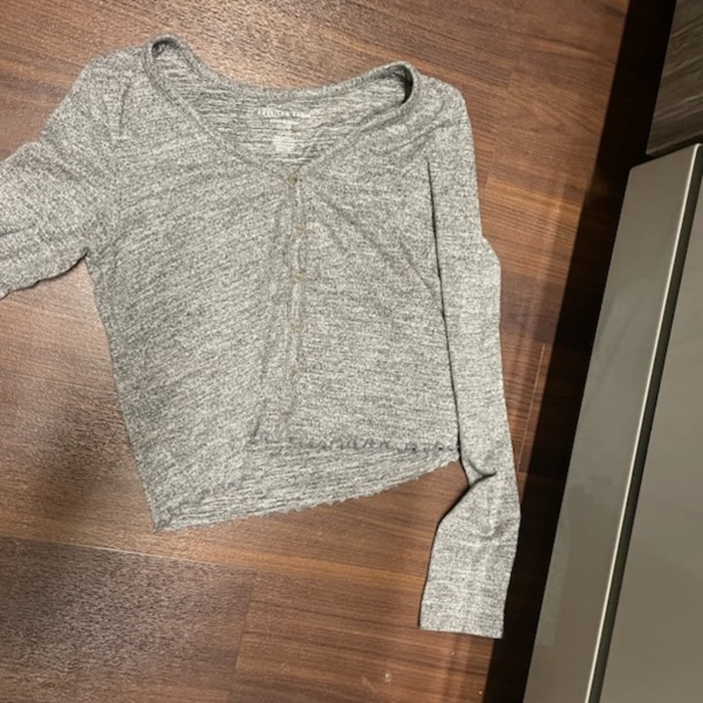 Gray cropped American Eagle long sleeve shirt.